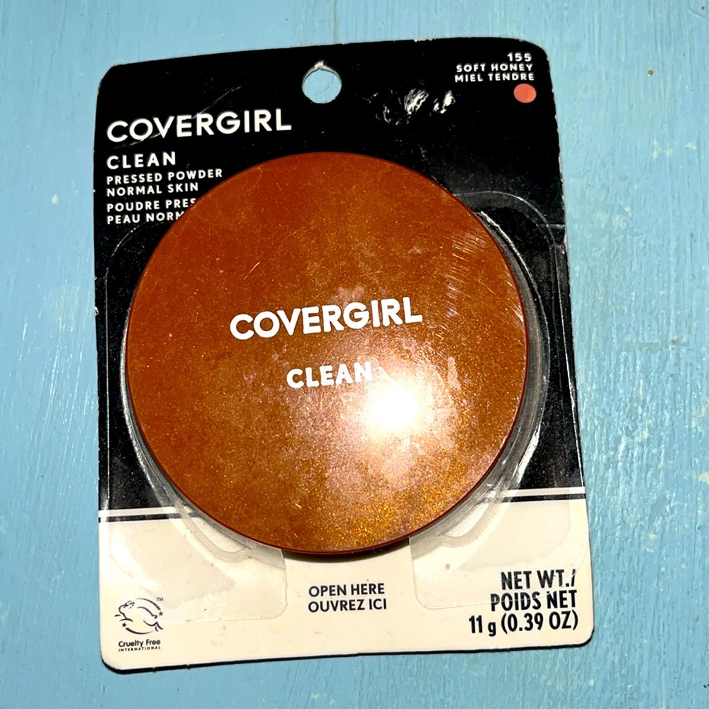 NIP! Covergirl Clean Pressed Powder! Soft Honey. 0.39 ounces.